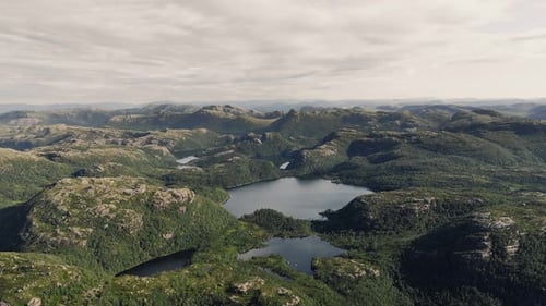 Luftaufnahme einer atemberaubenden Berglandschaft mit Seen und Wäldern