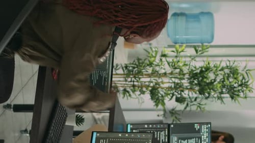 Equipe diversificada de programadores de nuvem de inteligência artificial falando sobre script de codificação na frente do computador