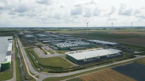 Vista aérea de uma grande instalação de data center com infraestrutura de servidores na Holanda