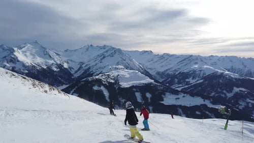 Snowboarder. Mann snowboardet in den Alpen