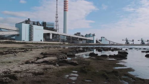 Thermoelektrisches Kraftwerk in der Nähe des Meeres.