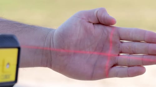 Calibrage du niveau laser à la main