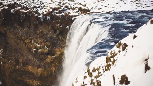 Mächtiger und wunderschöner Wasserfall in Island