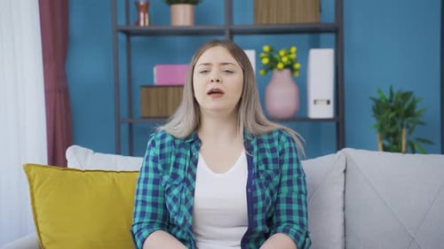 Jeune femme malade avec une respiration rapide. La jeune femme ne peut contrôler sa respiration.
