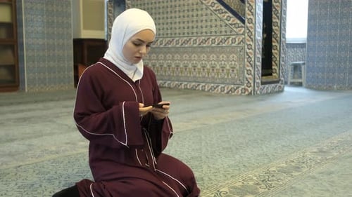Muslim Women Using App