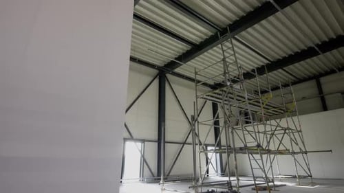 El interior de un edificio de construcción con andamios en su interior