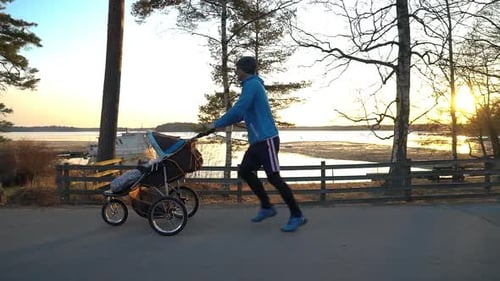 Corredor masculino correndo com um carrinho de bebê
