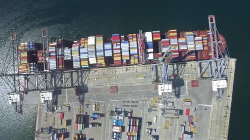 Containerschiff-Schießen mit Drohne
