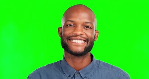 Fröhliches Lächeln und Gesicht eines schwarzen Mannes im Greenscreen-Studio für natürlich, selbstbewusst und positiv