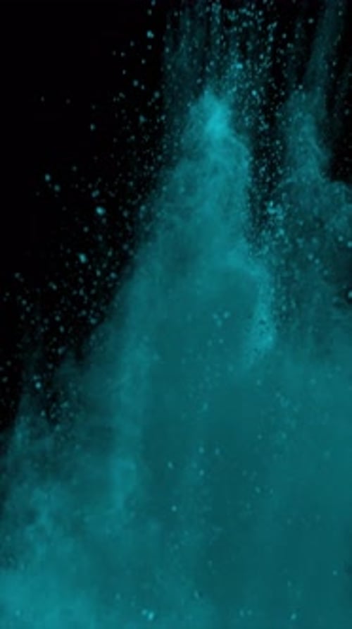 Vídeo vertical de pólvora azul explotando sobre fondo negro