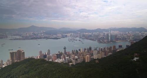 Impresionante vista desde un ángulo alto del puerto y las montañas de Hong Kong