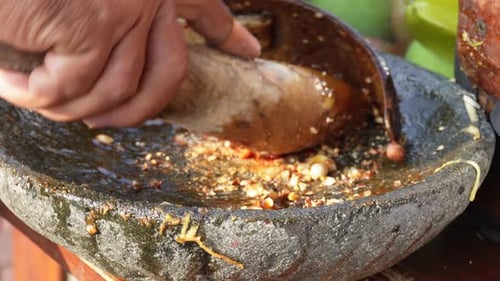 Ein Filmmaterial von Erdnusssauce wird auf traditionelle Weise gemacht. Dressing aus indonesischem Fruchtsalat Calle