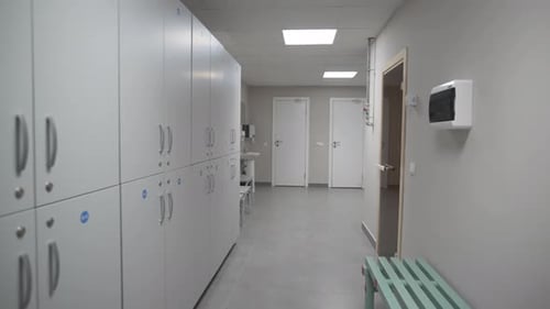 Un vestiaire avec casiers et bancs en bois garantit le confort