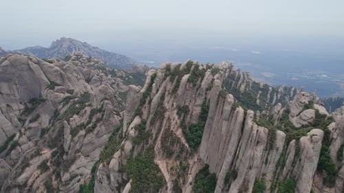 Foto general de las montañas únicas que rodean el monasterio de Montserrat en España, Europa, realizada por el dr.