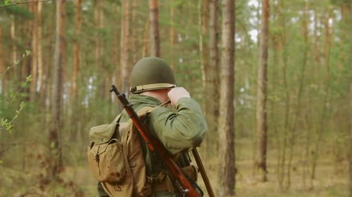 Mann verkleidet als amerikanische Soldaten der USA, Infanterie des Zweiten Weltkriegs, marschiert die Forest Road entlang