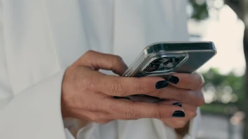 Geschäftsfrau reicht Messaging-Telefon im Stadtpark, Nahaufnahme, Mädchen, das SMS tippt