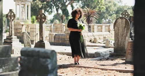 Blumen, Friedhof oder Frau am Grabstein für Beerdigung, Todeszeremonie oder Gedenkfeier