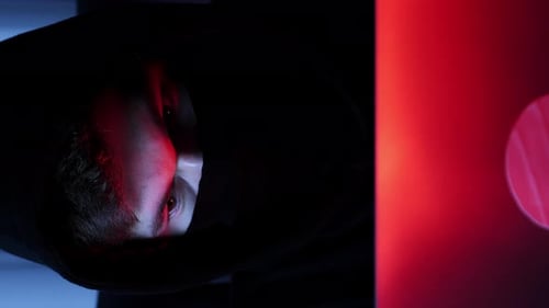 Gros plan d'un hacker