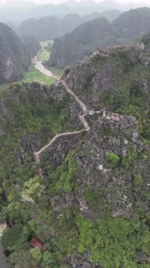 Belvédère de la grotte de Mua, Ninh Binh, Vietnam - Vue aérienne d'un sentier accidenté