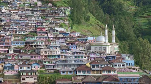 Nahaufnahme der Häuser des nepalesischen Dorfes Van Java am Hang des Sumbing Mountain.
