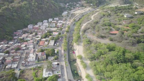 Zumbido aéreo del pueblo de Camuri Grande a lo largo del río con hermosas vistas
