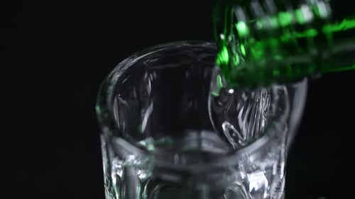 Vidéo présentant les liqueurs traditionnelles coréennes, le soju et le makgeolli