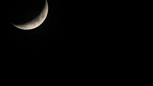 Mond am Himmel, Zeitraffer. Mondoberfläche, Krater