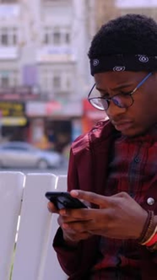 Schwarzes Smartphone für junge Männer
