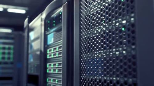 Serverreihen im betriebsbereiten Serverraum