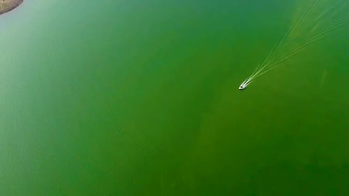 Une vidéo d'un bateau à moteur isolé circulant sur l'eau du lac depuis l'angle supérieur est prise au lac Umiyam, à Shillong Megh