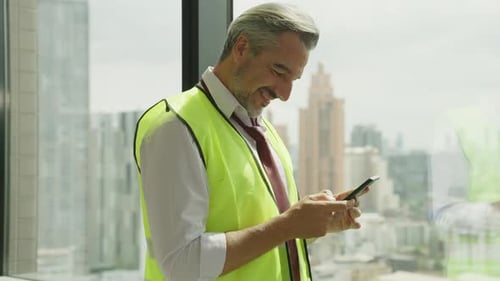 Retrato de capataz de engenheiro civil feliz com colete de segurança