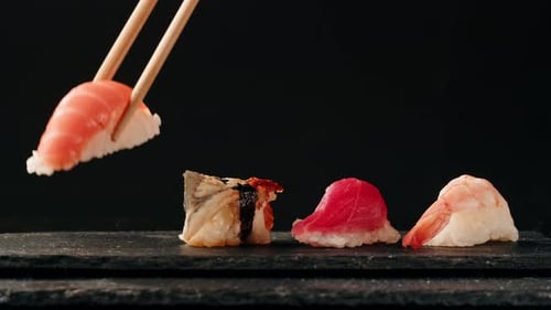 Platos de sashimi Nigiri, restaurante de sushi japonés, atún fresco y lonchas de salmón en una cafetería moderna