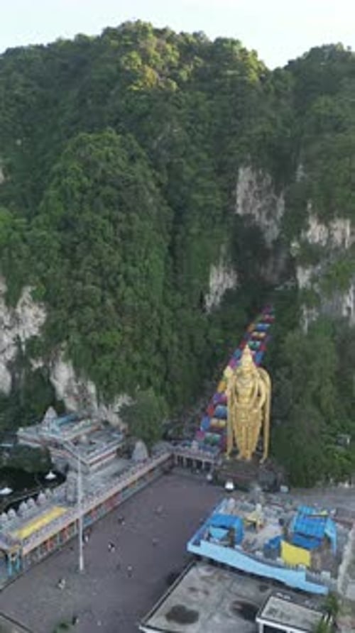 Vidéo aérienne de la statue de Lord Murugan représentant les grottes de Batu.
Malaisie