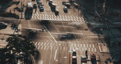 Intersection urbaine très fréquentée avec des véhicules à circulation fluide se déplaçant dans plusieurs directions capturant