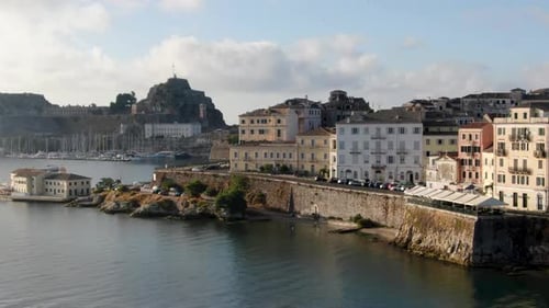 Vue aérienne par drone de la vieille ville historique de Corfou et de la vieille forteresse Paleo Frourio sur l'île de Kerkyra