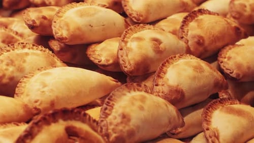 Empanadas cuites au four faites maison, plat traditionnel salé avec pâtisserie croustillante et saveurs savoureuses