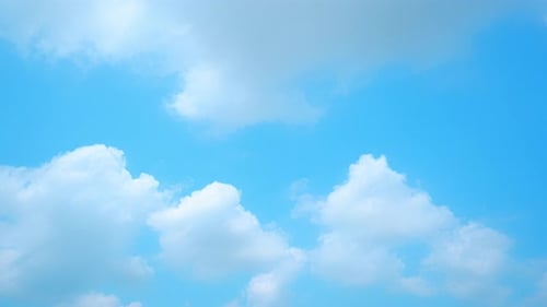 4K: Zeitraffer des blauen Himmels mit weißen Wolken, Zeitrafferaufnahmen.