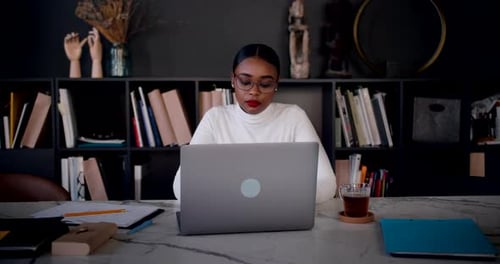 Selbstisolation Zoom im Porträt einer schönen jungen Afrikanerin, die ihren Laptop benutzt, um online zu arbeiten