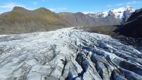 Luftaufnahme des Gletschers in Island Schöne Naturlandschaft, die über blaues Eis in den Bergen fliegt
