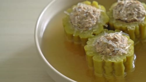 Bol à soupe de courge amère farcie avec porc haché assaisonné et vermicelles