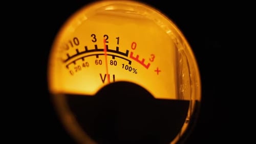 Indicador analógico de seta redonda do nível do sinal de áudio com luz de fundo amarela