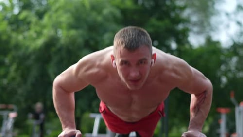Atleta en forma haciendo flexiones al aire libre