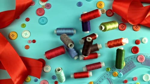 Mehrfarbige Fäden fallen auf den Tisch, gefilmt mit einer Hochgeschwindigkeitskamera mit 1000 Bildern pro Sekunde