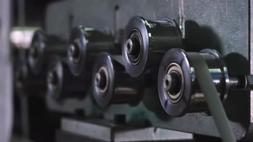 Bobines de fil d'acier en usine faisant tourner et enrouler des bobines de fils métalliques