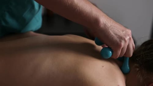 Massagetherapeut macht Spa-Massage mit Massagegerät