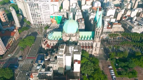 Vista aérea de una iglesia histórica rodeada de edificios modernos en la ciudad de São Paulo que fusiona la tradición
