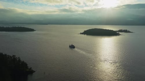 Gulf Islands, Colombie-Britannique, Canada - Un ferry solitaire survole les eaux scintillantes sous le soleil