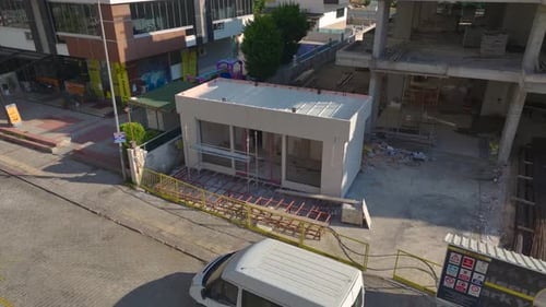 Vista aérea del progreso de la construcción de un edificio de varios pisos con trabajadores en el sitio