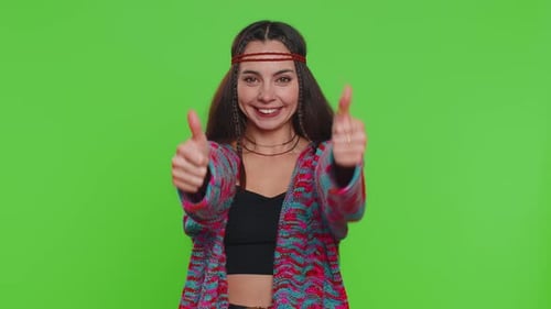 Junge Frau hebt Daumen hoch, stimmt zu oder gibt positive Antwort, empfiehlt Werbung, Likes, gute Idee