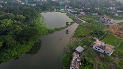 Parque urbano y lago rodeados de ciudad